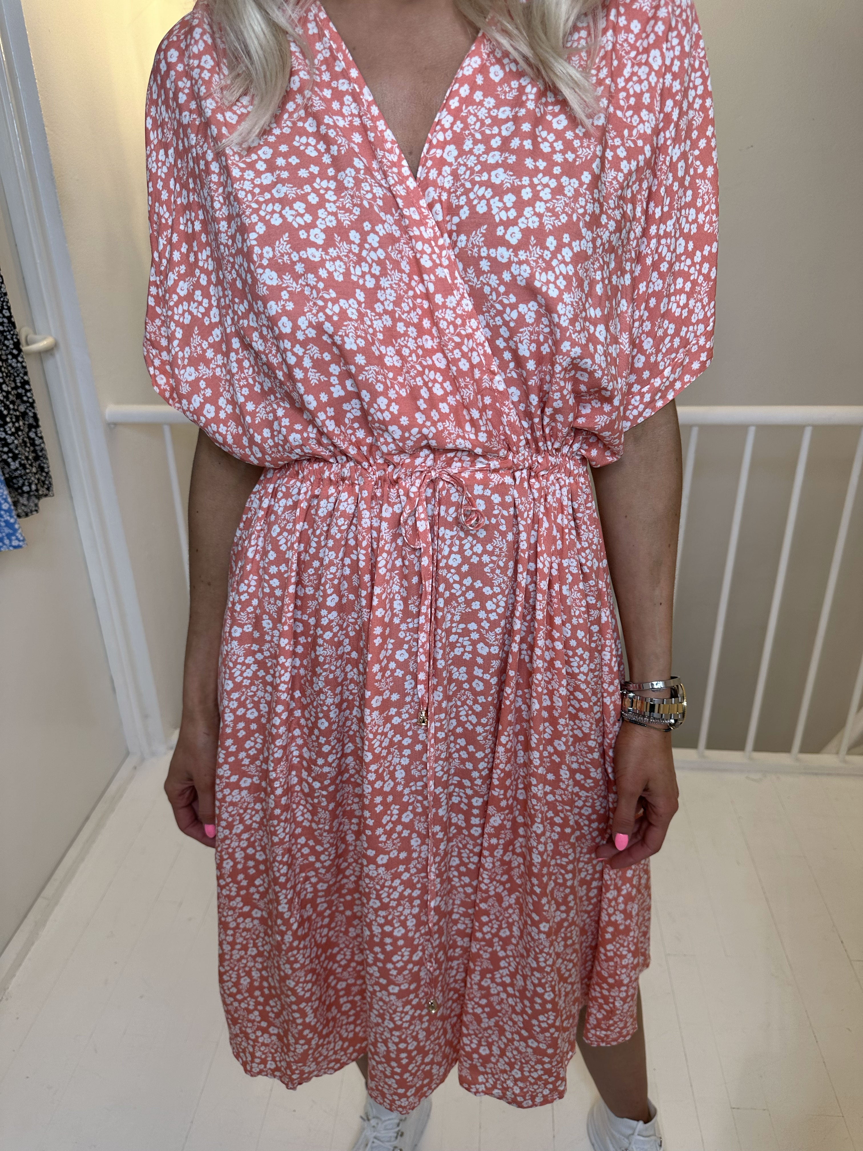 Alicia - Sød viskose kjole i småt blomsterprint